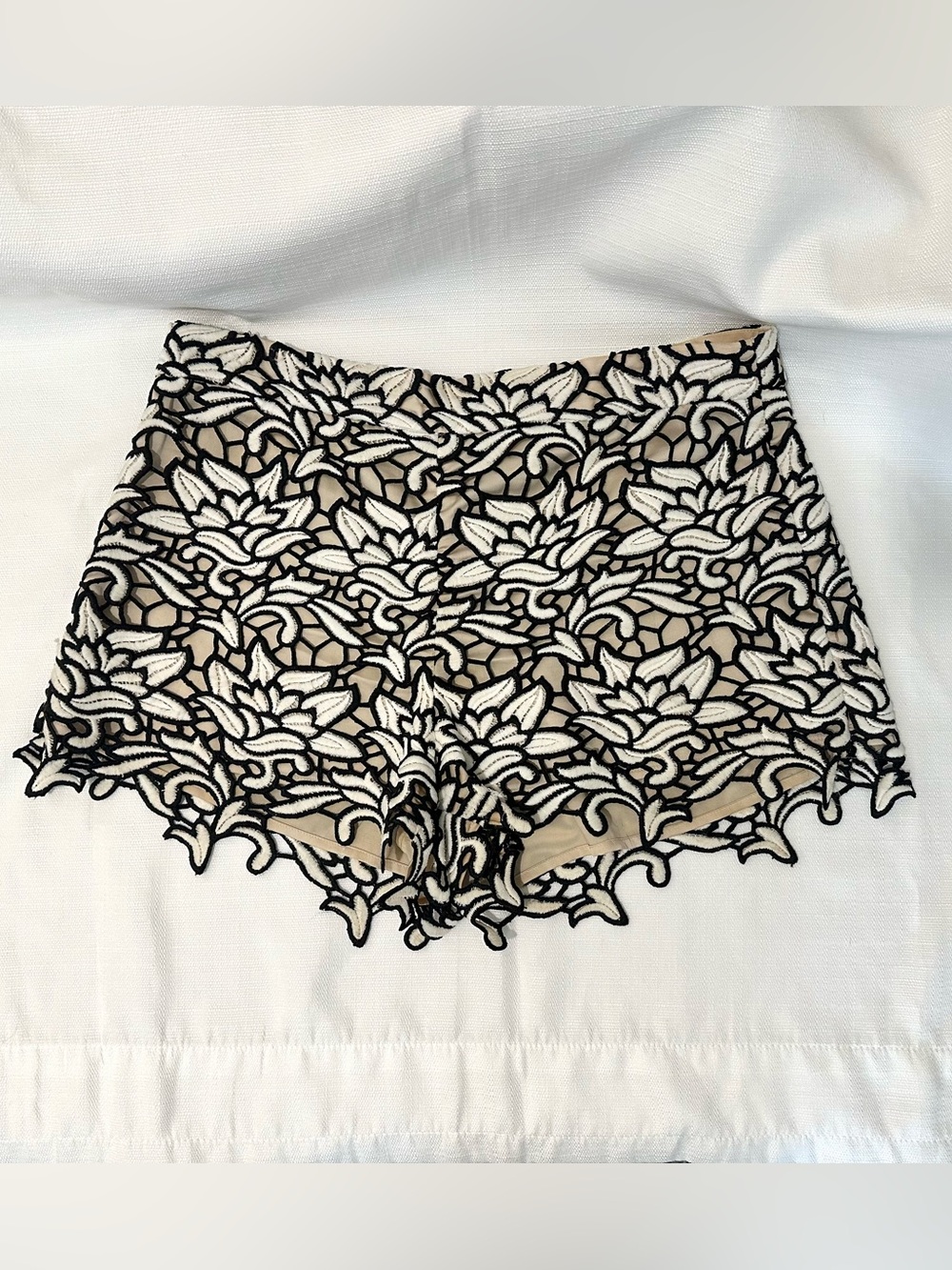Alice + Olivia Black White Lace Floral Embroidered Shorts Size 10